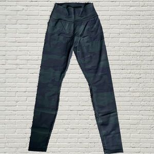 ALO Yoga Camo Leggings - Black and Green